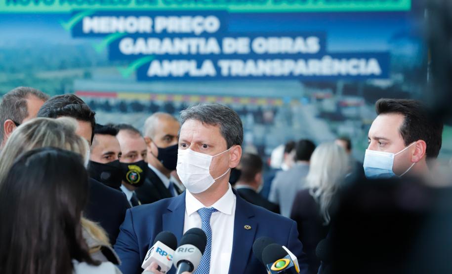 O governador Carlos Massa Ratinho Junior e o ministro da Infraestrutura, Tarcísio Gomes de Freitas, apresentam, os detalhes da nova concessão de 3,3 mil quilômetros de rodovias do Paraná. Foto: Rodrigo Félix Leal / InfraPR