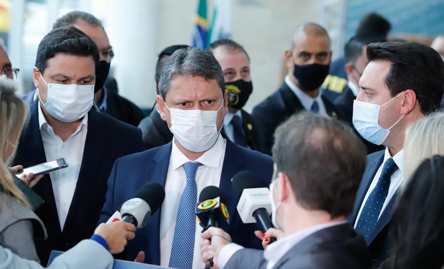 O governador Carlos Massa Ratinho Junior e o ministro da Infraestrutura, Tarcísio Gomes de Freitas, apresentam, os detalhes da nova concessão de 3,3 mil quilômetros de rodovias do Paraná. Foto: Rodrigo Félix Leal / InfraPR