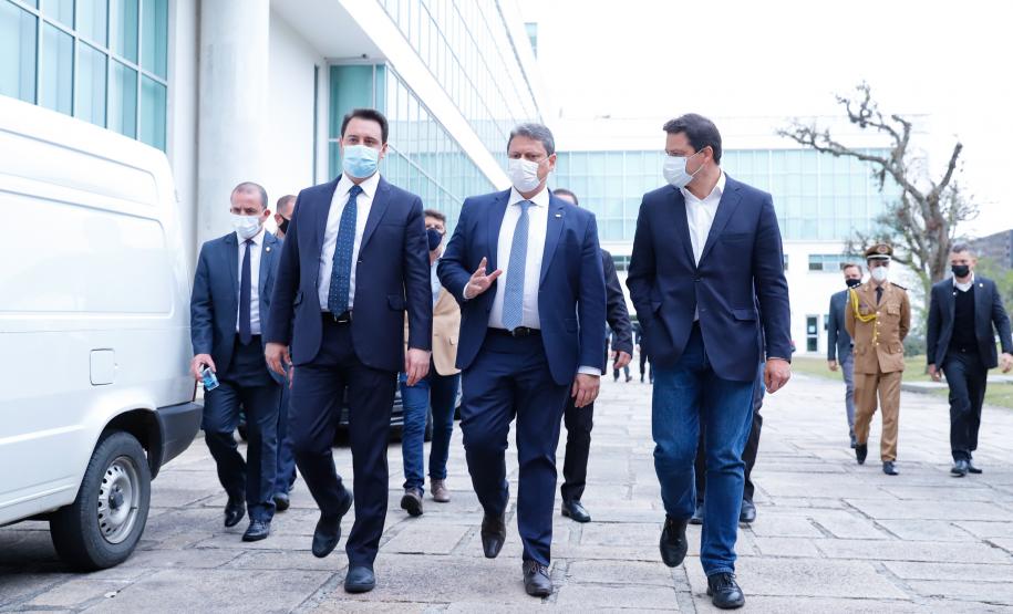 O governador Carlos Massa Ratinho Junior e o ministro da Infraestrutura, Tarcísio Gomes de Freitas, apresentam, os detalhes da nova concessão de 3,3 mil quilômetros de rodovias do Paraná. Foto: Rodrigo Félix Leal / InfraPR