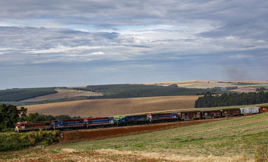 Empresas japonesa e chinesa conhecem detalhes da estrada de ferro que vai cruzar o Paraná. Foto: Jonathan Campos/AEN
