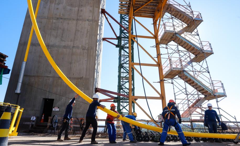 Foi realizado o tensionamento dos primeiros estais, que são compostos por um conjunto de cabos de aço que sustentarão o tabuleiro da ponte sobre o Rio Paraná. Foto:Rodrigo Félix Leal / InfraPR
