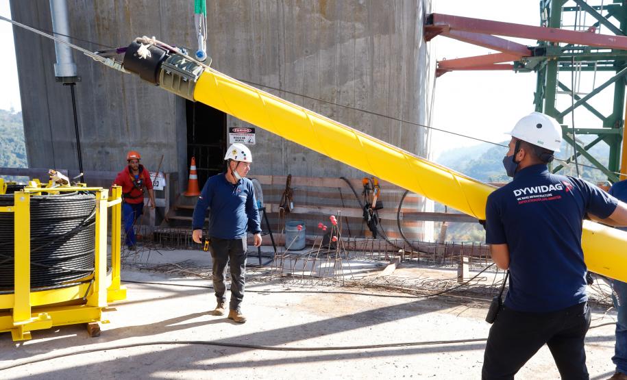 Foi realizado o tensionamento dos primeiros estais, que são compostos por um conjunto de cabos de aço que sustentarão o tabuleiro da ponte sobre o Rio Paraná. Foto:Rodrigo Félix Leal / InfraPR