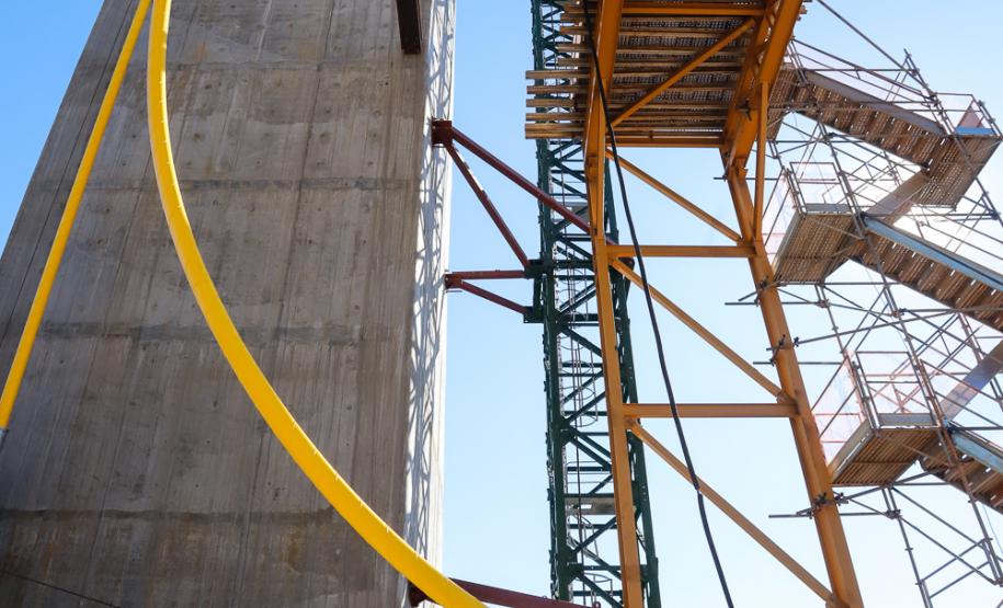 Foi realizado o tensionamento dos primeiros estais, que são compostos por um conjunto de cabos de aço que sustentarão o tabuleiro da ponte sobre o Rio Paraná. Foto:Rodrigo Félix Leal / InfraPR