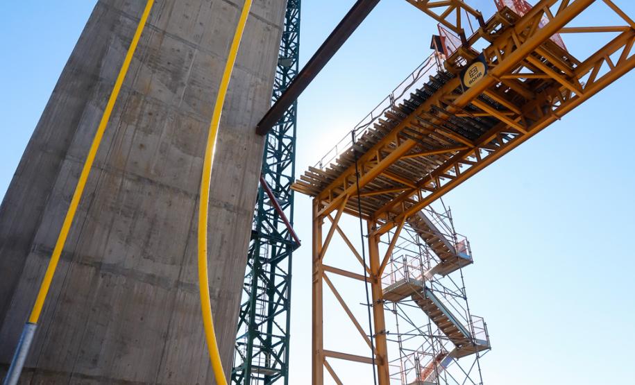 Foi realizado o tensionamento dos primeiros estais, que são compostos por um conjunto de cabos de aço que sustentarão o tabuleiro da ponte sobre o Rio Paraná. Foto:Rodrigo Félix Leal / InfraPR