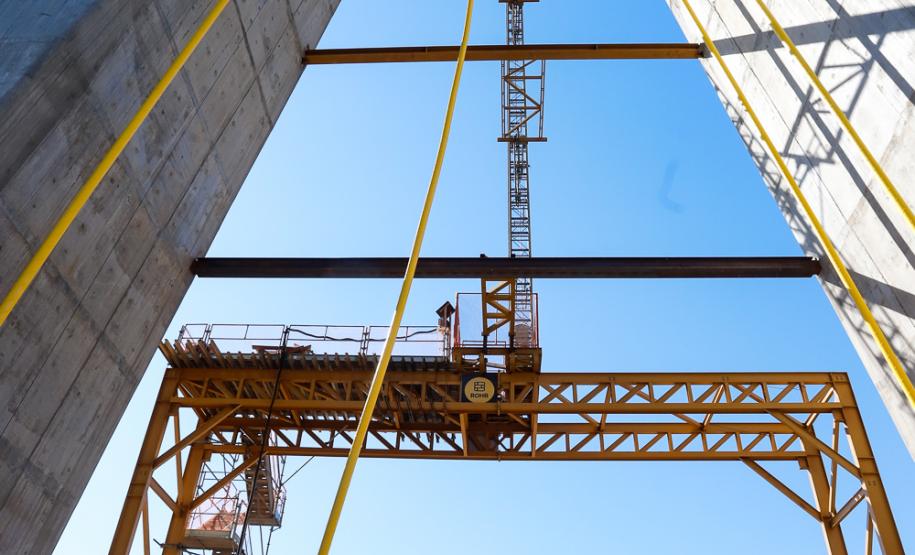 Foi realizado o tensionamento dos primeiros estais, que são compostos por um conjunto de cabos de aço que sustentarão o tabuleiro da ponte sobre o Rio Paraná. Foto:Rodrigo Félix Leal / InfraPR
