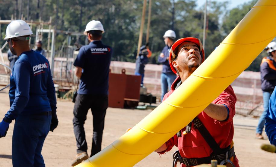 Foi realizado o tensionamento dos primeiros estais, que são compostos por um conjunto de cabos de aço que sustentarão o tabuleiro da ponte sobre o Rio Paraná. Foto:Rodrigo Félix Leal / InfraPR