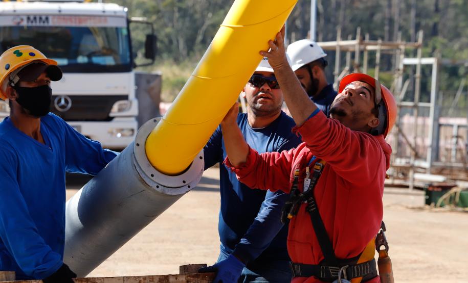 Foi realizado o tensionamento dos primeiros estais, que são compostos por um conjunto de cabos de aço que sustentarão o tabuleiro da ponte sobre o Rio Paraná. Foto:Rodrigo Félix Leal / InfraPR