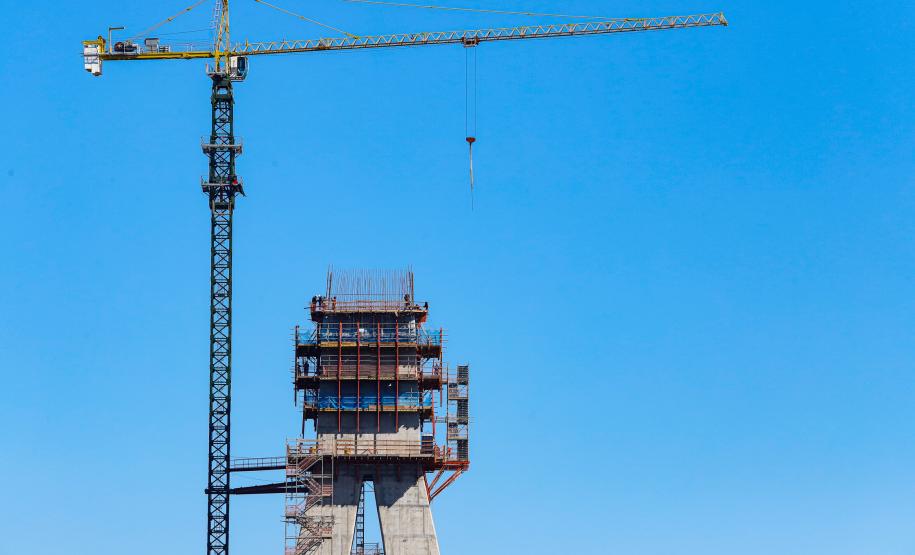Foi realizado o tensionamento dos primeiros estais, que são compostos por um conjunto de cabos de aço que sustentarão o tabuleiro da ponte sobre o Rio Paraná. Foto:Rodrigo Félix Leal / InfraPR