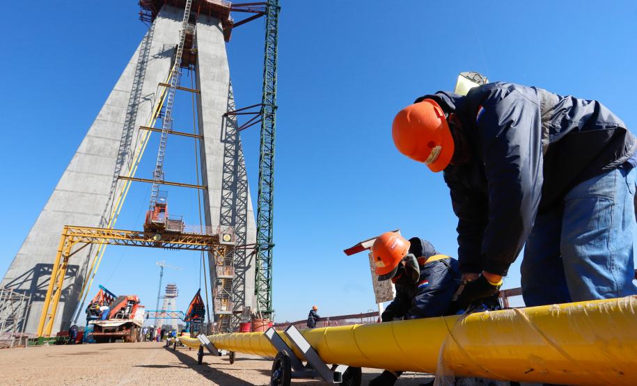 Foi realizado o tensionamento dos primeiros estais, que são compostos por um conjunto de cabos de aço que sustentarão o tabuleiro da ponte sobre o Rio Paraná. Foto:Rodrigo Félix Leal / InfraPR
