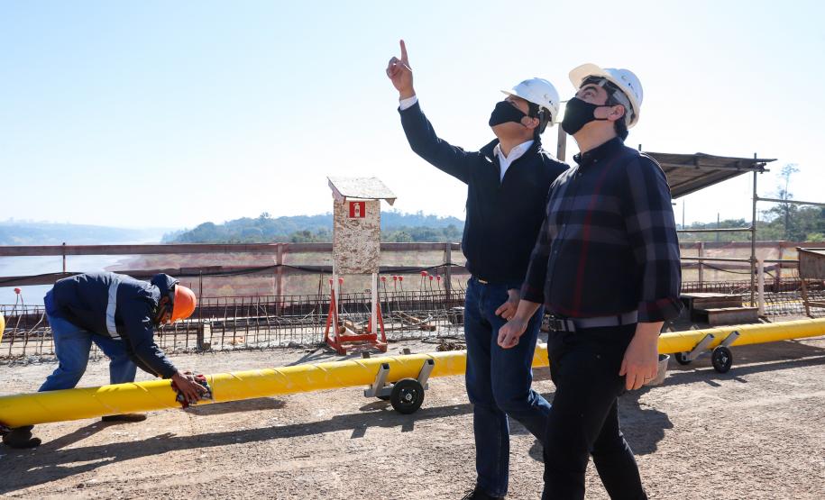 Foi realizado o tensionamento dos primeiros estais, que são compostos por um conjunto de cabos de aço que sustentarão o tabuleiro da ponte sobre o Rio Paraná. Foto:Rodrigo Félix Leal / InfraPR