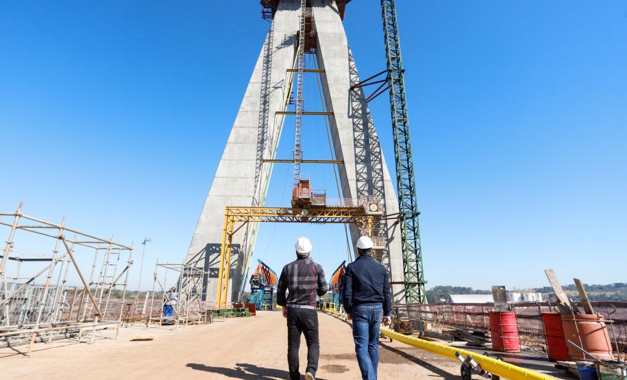 Foi realizado o tensionamento dos primeiros estais, que são compostos por um conjunto de cabos de aço que sustentarão o tabuleiro da ponte sobre o Rio Paraná. Foto:Rodrigo Félix Leal / InfraPR