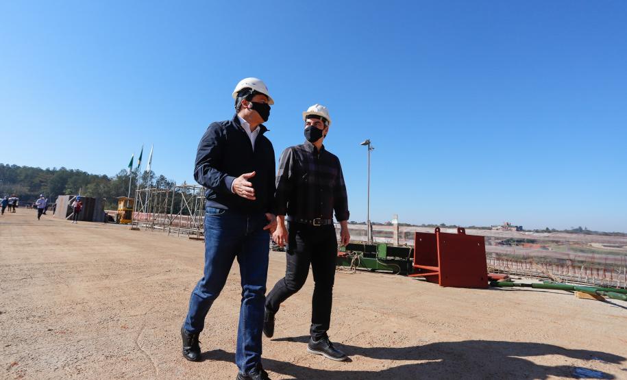 Foi realizado o tensionamento dos primeiros estais, que são compostos por um conjunto de cabos de aço que sustentarão o tabuleiro da ponte sobre o Rio Paraná. Foto:Rodrigo Félix Leal / InfraPR