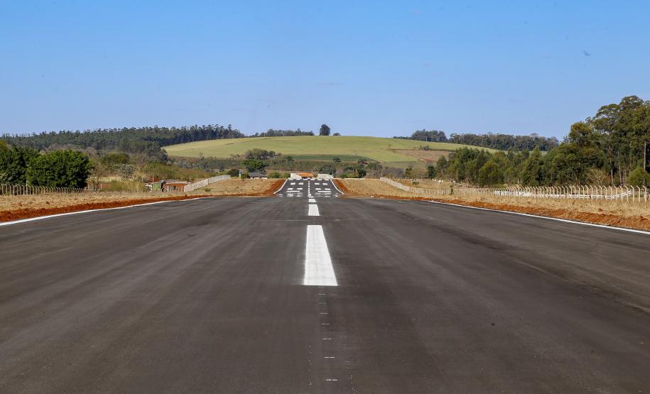 As obras de recapeamento da pista de 1.210 metros de extensão e 23 metros de largura estão 84,37% executadas. Foto: Gilson Abreu/AEN