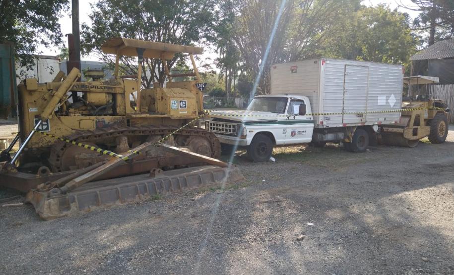 São quase 100 itens, como caminhões basculantes, motoniveladora, rolo compactador, escavadeira hidráulica, semirreboque, máquina de pintura e cavalo mecânico, entre outros, divididos em lotes nas superintendências e escritórios regionais do DER/PR.