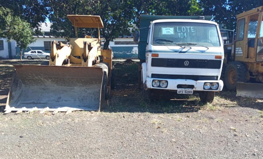 São quase 100 itens, como caminhões basculantes, motoniveladora, rolo compactador, escavadeira hidráulica, semirreboque, máquina de pintura e cavalo mecânico, entre outros, divididos em lotes nas superintendências e escritórios regionais do DER/PR.