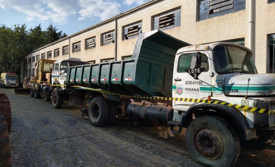 São quase 100 itens, como caminhões basculantes, motoniveladora, rolo compactador, escavadeira hidráulica, semirreboque, máquina de pintura e cavalo mecânico, entre outros, divididos em lotes nas superintendências e escritórios regionais do DER/PR.