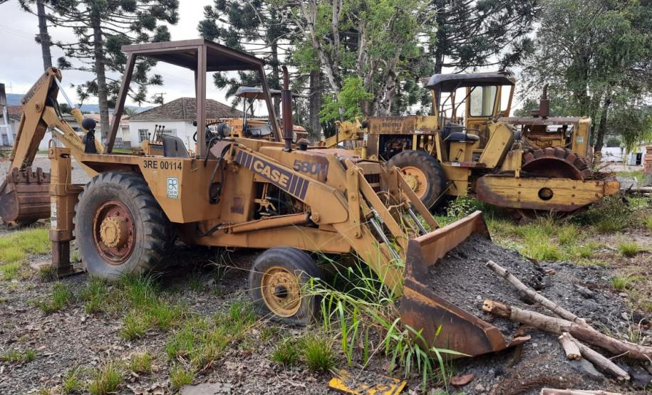 São quase 100 itens, como caminhões basculantes, motoniveladora, rolo compactador, escavadeira hidráulica, semirreboque, máquina de pintura e cavalo mecânico, entre outros, divididos em lotes nas superintendências e escritórios regionais do DER/PR.