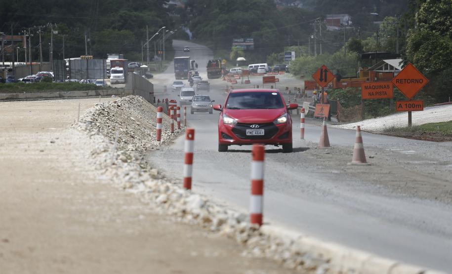 O Departamento de Estradas de Rodagem do Paraná (DER/PR) publicou nesta quarta-feira (22)o edital para contratar a elaboração de projeto e execução da obra de duplicação de um novotrecho da Rodovia dos Minérios (PR-092), desta vez no perímetro urbano de AlmiranteTamandaré, na Região Metropolitana de Curitiba (RMC). - Curitiba, 23/09/2021 - Foto: Jonathan Campos/AEN