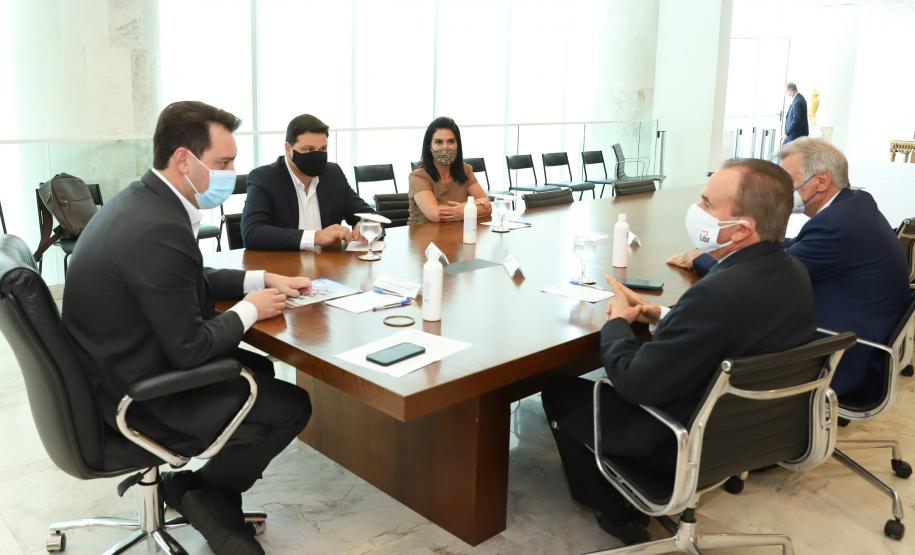 Governador Carlos Massa Ratinho Junior e o Secretário da Infraestrutura e Logística, Sandro Alex, em reunião com o presidente da cooperativa LAR.Foto: Rodrigo Félix Leal / InfraPR
