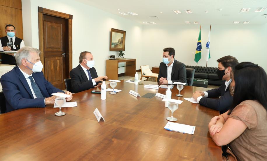 Governador Carlos Massa Ratinho Junior e o Secretário da Infraestrutura e Logística, Sandro Alex, em reunião com o presidente da cooperativa LAR.Foto: Rodrigo Félix Leal / InfraPR