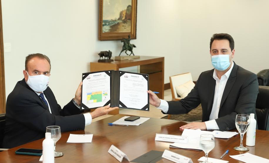 Governador Carlos Massa Ratinho Junior e o Secretário da Infraestrutura e Logística, Sandro Alex, em reunião com o presidente da cooperativa LAR.Foto: Rodrigo Félix Leal / InfraPR