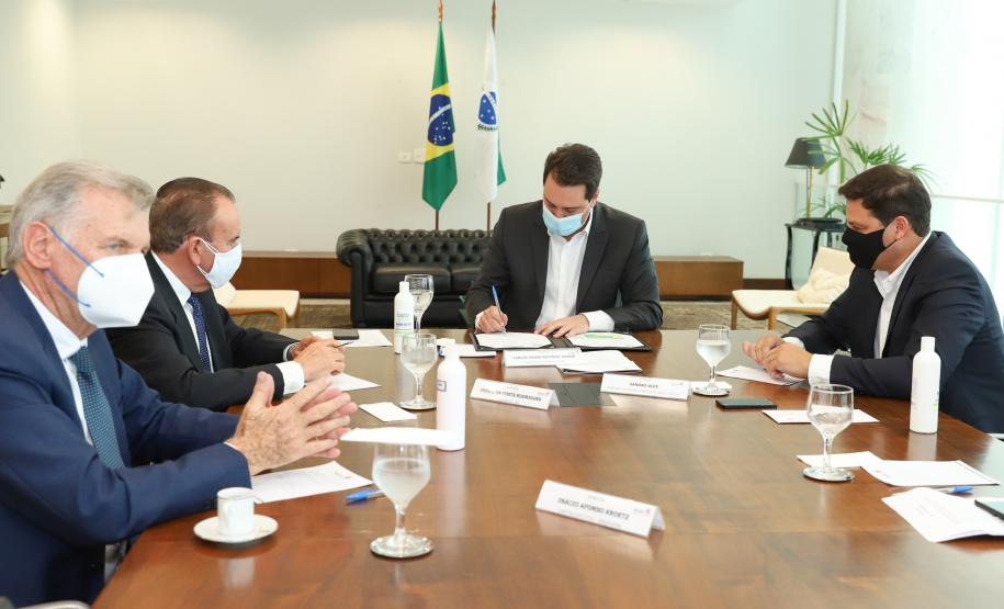 Governador Carlos Massa Ratinho Junior e o Secretário da Infraestrutura e Logística, Sandro Alex, em reunião com o presidente da cooperativa LAR.Foto: Rodrigo Félix Leal / InfraPR