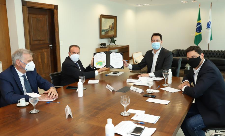 Governador Carlos Massa Ratinho Junior e o Secretário da Infraestrutura e Logística, Sandro Alex, em reunião com o presidente da cooperativa LAR.Foto: Rodrigo Félix Leal / InfraPR