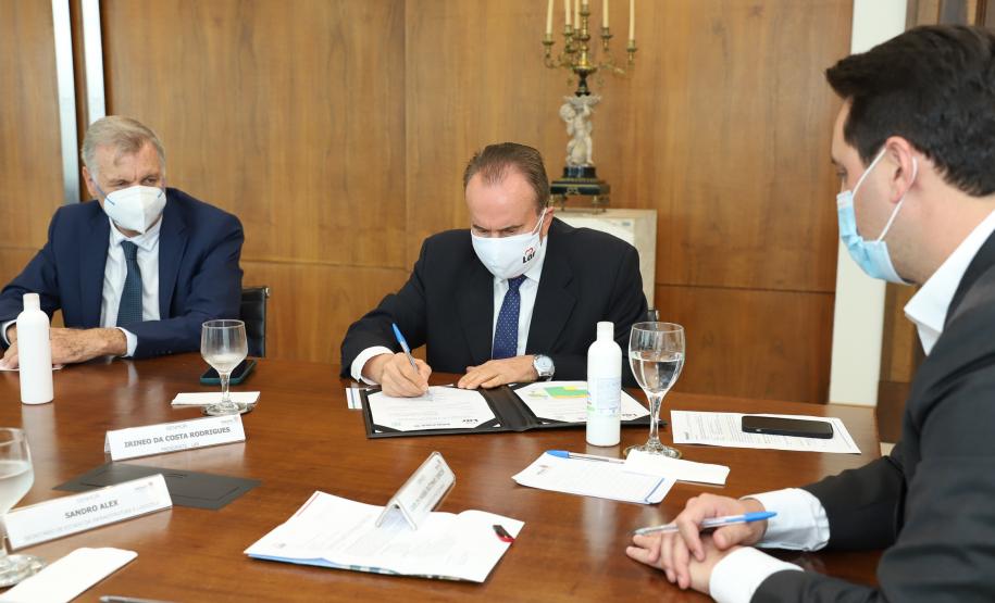 Governador Carlos Massa Ratinho Junior e o Secretário da Infraestrutura e Logística, Sandro Alex, em reunião com o presidente da cooperativa LAR.Foto: Rodrigo Félix Leal / InfraPR