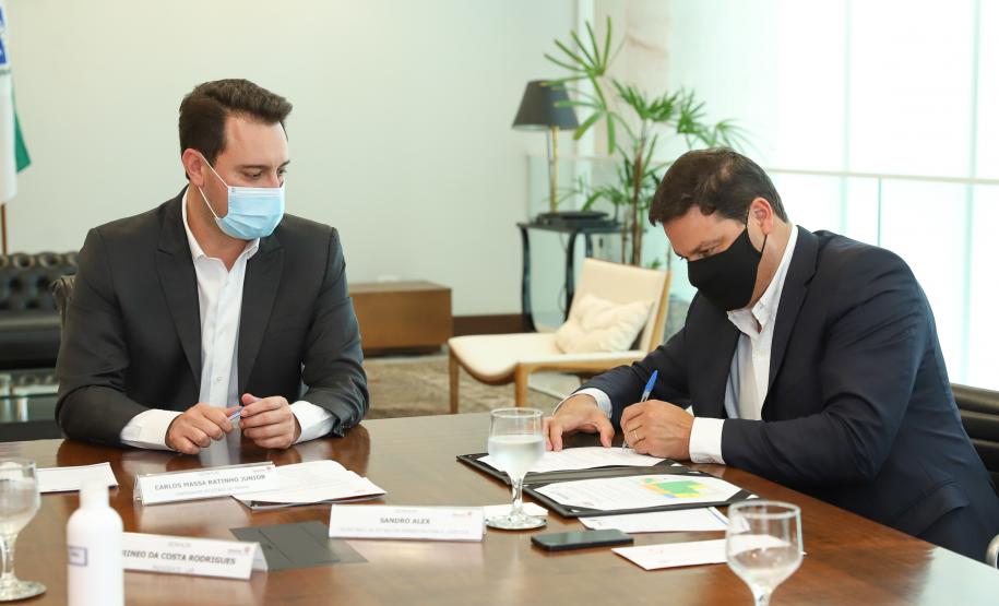 Governador Carlos Massa Ratinho Junior e o Secretário da Infraestrutura e Logística, Sandro Alex, em reunião com o presidente da cooperativa LAR.Foto: Rodrigo Félix Leal / InfraPR