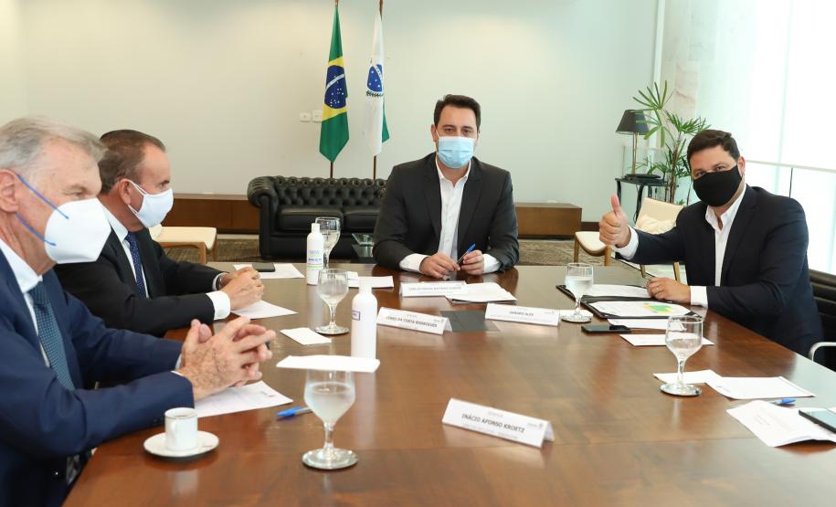 Governador Carlos Massa Ratinho Junior e o Secretário da Infraestrutura e Logística, Sandro Alex, em reunião com o presidente da cooperativa LAR.Foto: Rodrigo Félix Leal / InfraPR