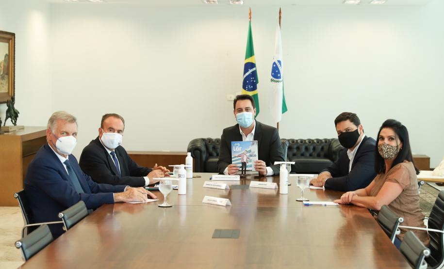 Governador Carlos Massa Ratinho Junior e o Secretário da Infraestrutura e Logística, Sandro Alex, em reunião com o presidente da cooperativa LAR.Foto: Rodrigo Félix Leal / InfraPR