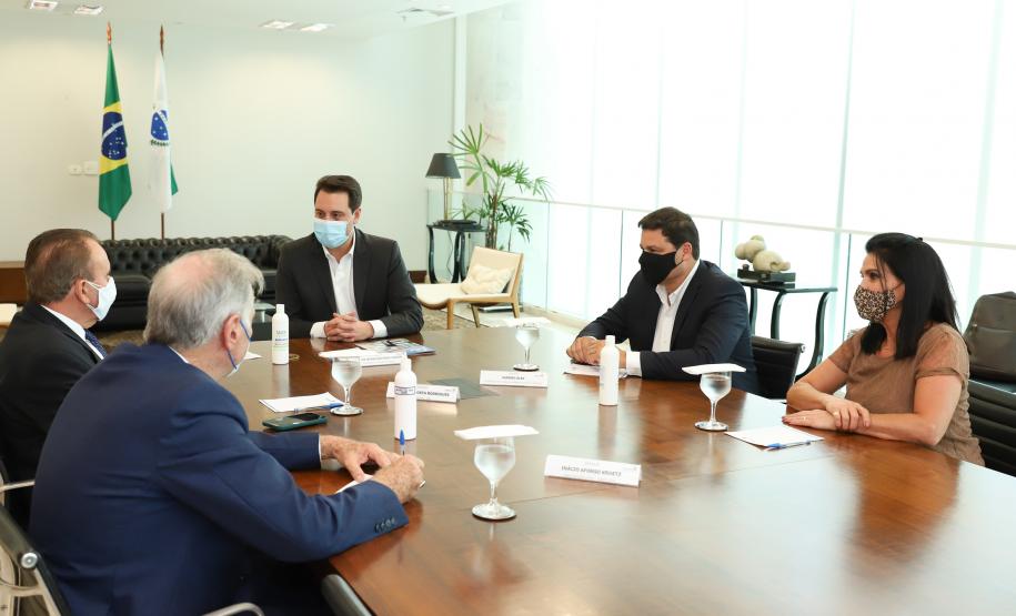 Governador Carlos Massa Ratinho Junior e o Secretário da Infraestrutura e Logística, Sandro Alex, em reunião com o presidente da cooperativa LAR.Foto: Rodrigo Félix Leal / InfraPR