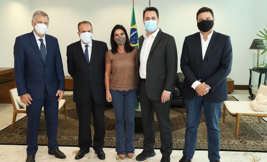 Governador Carlos Massa Ratinho Junior e o Secretário da Infraestrutura e Logística, Sandro Alex, em reunião com o presidente da cooperativa LAR.Foto: Rodrigo Félix Leal / InfraPR