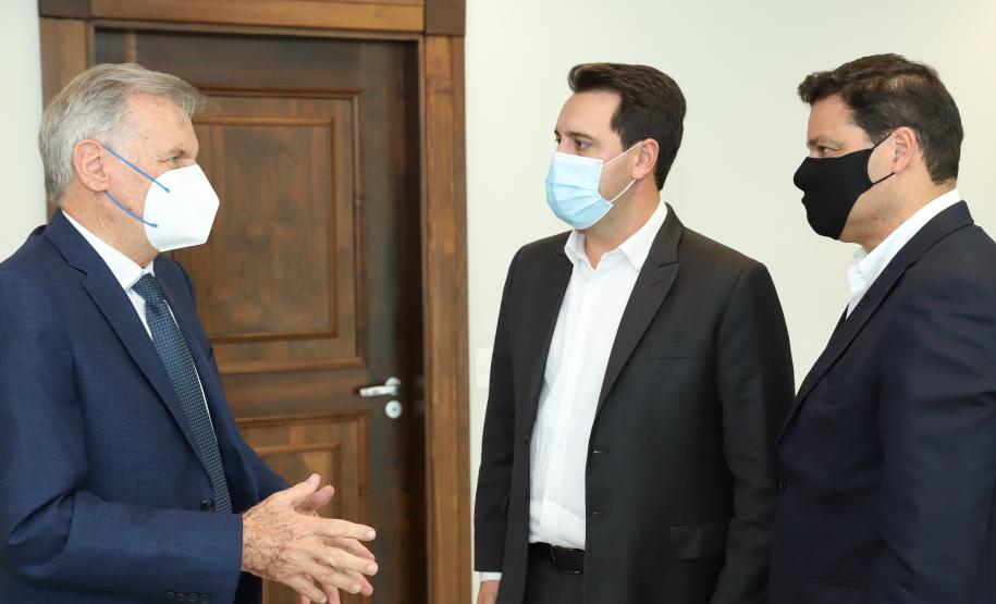 Governador Carlos Massa Ratinho Junior e o Secretário da Infraestrutura e Logística, Sandro Alex, em reunião com o presidente da cooperativa LAR.Foto: Rodrigo Félix Leal / InfraPR