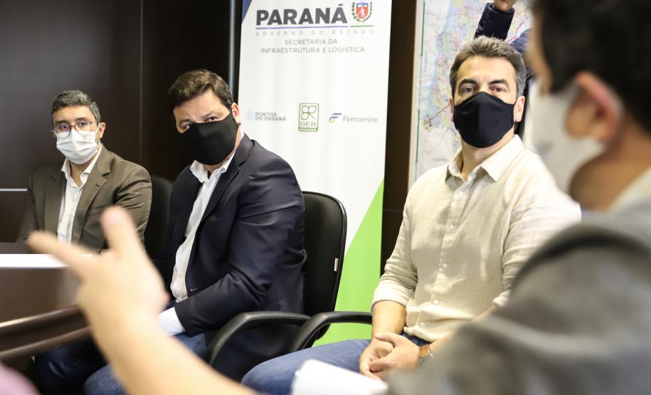 Durante a reunião na secretaria foi acordado que o volume de pedras será dividido em partes iguais (aproximadamente 3mil metros cúbicos) e que cada prefeitura ficará responsável pela retirada e transporte do material até seu município. Foto: Rodrigo Félix Leal / InfraPR