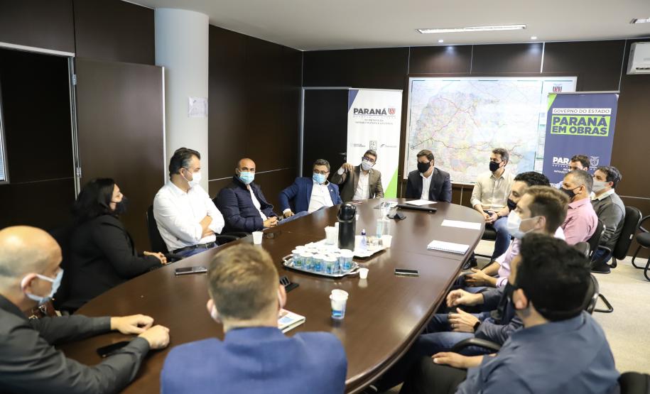 Durante a reunião na secretaria foi acordado que o volume de pedras será dividido em partes iguais (aproximadamente 3mil metros cúbicos) e que cada prefeitura ficará responsável pela retirada e transporte do material até seu município. Foto: Rodrigo Félix Leal / InfraPR