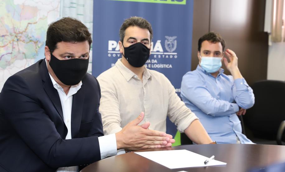 Durante a reunião na secretaria foi acordado que o volume de pedras será dividido em partes iguais (aproximadamente 3mil metros cúbicos) e que cada prefeitura ficará responsável pela retirada e transporte do material até seu município. Foto: Rodrigo Félix Leal / InfraPR