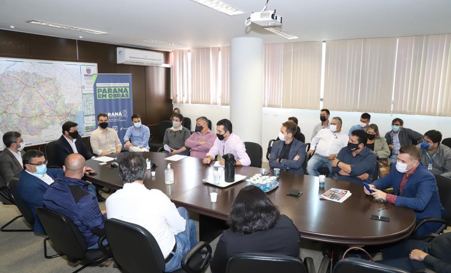 Durante a reunião na secretaria foi acordado que o volume de pedras será dividido em partes iguais (aproximadamente 3mil metros cúbicos) e que cada prefeitura ficará responsável pela retirada e transporte do material até seu município. Foto: Rodrigo Félix Leal / InfraPR