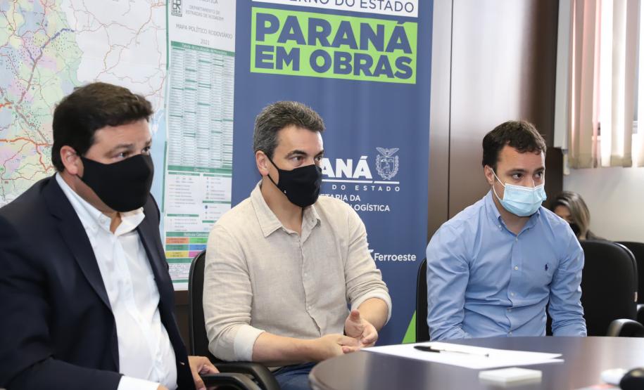 Durante a reunião na secretaria foi acordado que o volume de pedras será dividido em partes iguais (aproximadamente 3mil metros cúbicos) e que cada prefeitura ficará responsável pela retirada e transporte do material até seu município. Foto: Rodrigo Félix Leal / InfraPR