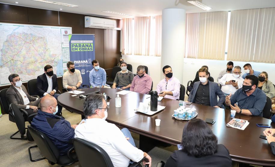 Durante a reunião na secretaria foi acordado que o volume de pedras será dividido em partes iguais (aproximadamente 3mil metros cúbicos) e que cada prefeitura ficará responsável pela retirada e transporte do material até seu município. Foto: Rodrigo Félix Leal / InfraPR