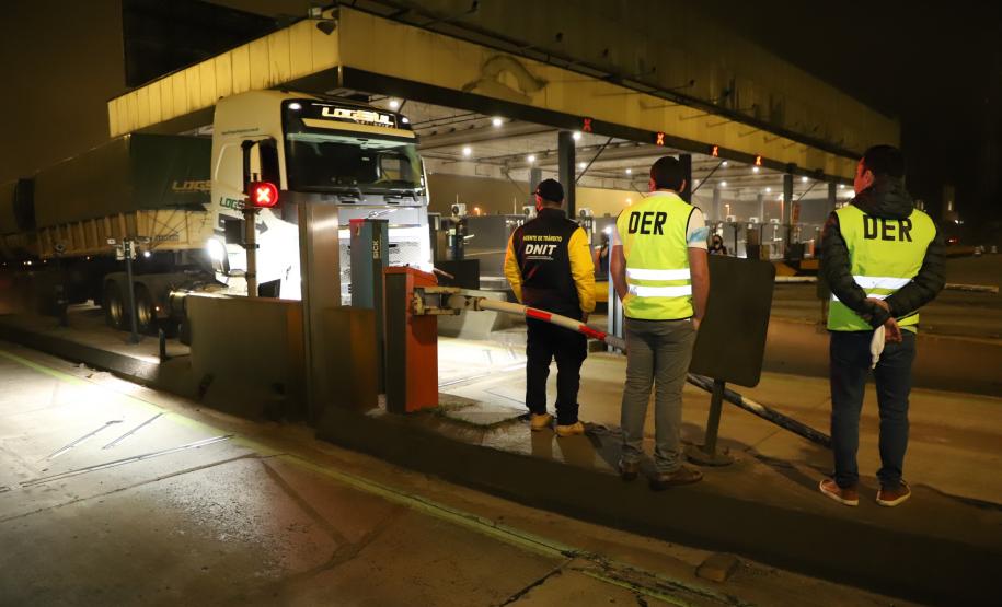 Encerramento dos atuais contratos de concessão de rodovias no Paraná. Abertura das catracas da praça de pedágio da Ecovia, na BR-277, em São José dos Pinhais, ocorrida à 0h00 deste domingo. - Curitiba, 28/11/2021 - Foto: Ari Dias/AEN