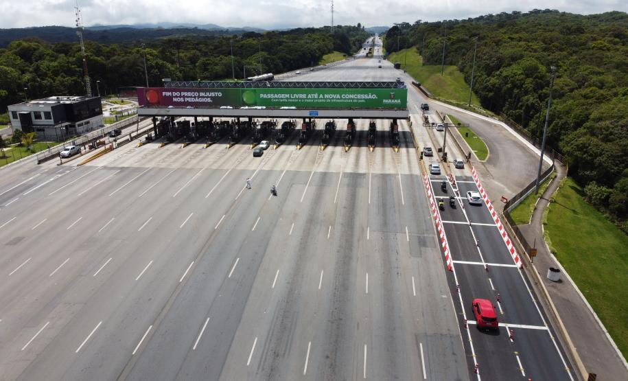 Encerramento dos atuais contratos de concessão de rodovias no Paraná. Abertura das catracas da praça de pedágio da Ecovia, na BR-277, em São José dos Pinhais, ocorrida à 0h00 deste domingo. - Curitiba, 28/11/2021 - Foto: Ari Dias/AEN