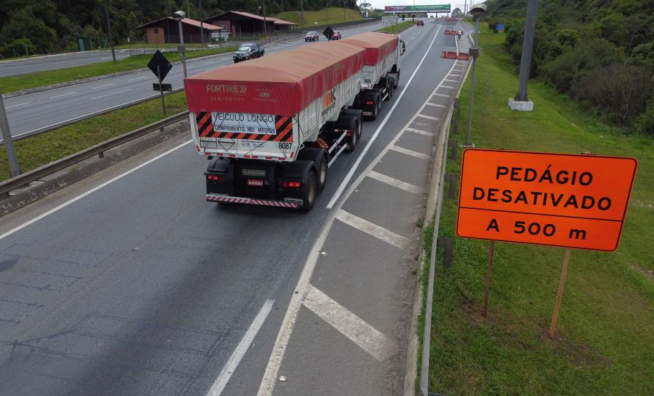 Encerramento dos atuais contratos de concessão de rodovias no Paraná. Abertura das catracas da praça de pedágio da Ecovia, na BR-277, em São José dos Pinhais, ocorrida à 0h00 deste domingo. - Curitiba, 28/11/2021 - Foto: Ari Dias/AEN