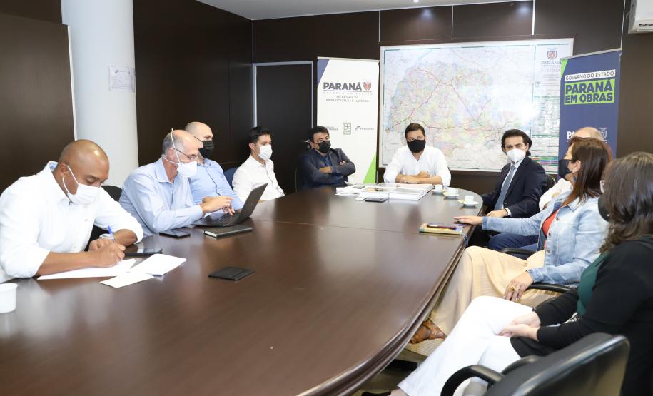 Aeroportos de Pato Branco e Umuarama recebem plano diretor para os próximos 20 anos - Na foto, Pato Branco - Prefeito Robson Cantu / Deputado Estadual Luiz Fernando Guerra / Deputado Estadual Guto Silva - Curitiba, 17/02/2022 Foto: Rodrigo Félix Leal/SEIL