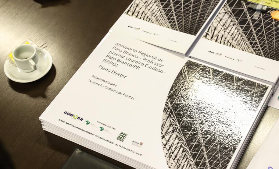 Aeroportos de Pato Branco e Umuarama recebem plano diretor para os próximos 20 anos - Na foto, Pato Branco - Prefeito Robson Cantu / Deputado Estadual Luiz Fernando Guerra / Deputado Estadual Guto Silva - Curitiba, 17/02/2022 Foto: Rodrigo Félix Leal/SEIL