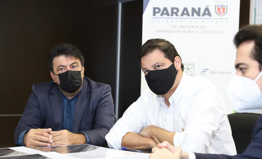 Aeroportos de Pato Branco e Umuarama recebem plano diretor para os próximos 20 anos - Na foto, Pato Branco - Prefeito Robson Cantu / Deputado Estadual Luiz Fernando Guerra / Deputado Estadual Guto Silva - Curitiba, 17/02/2022 Foto: Rodrigo Félix Leal/SEIL