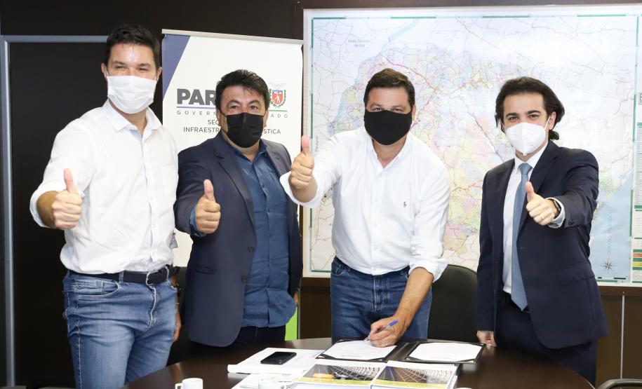 Aeroportos de Pato Branco e Umuarama recebem plano diretor para os próximos 20 anos - Na foto, Pato Branco - Prefeito Robson Cantu / Deputado Estadual Luiz Fernando Guerra / Deputado Estadual Guto Silva - Curitiba, 17/02/2022 Foto: Rodrigo Félix Leal/SEIL