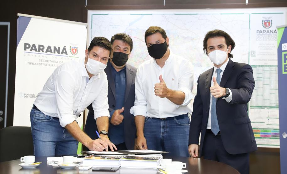 Aeroportos de Pato Branco e Umuarama recebem plano diretor para os próximos 20 anos - Na foto, Pato Branco - Prefeito Robson Cantu / Deputado Estadual Luiz Fernando Guerra / Deputado Estadual Guto Silva - Curitiba, 17/02/2022 Foto: Rodrigo Félix Leal/SEIL