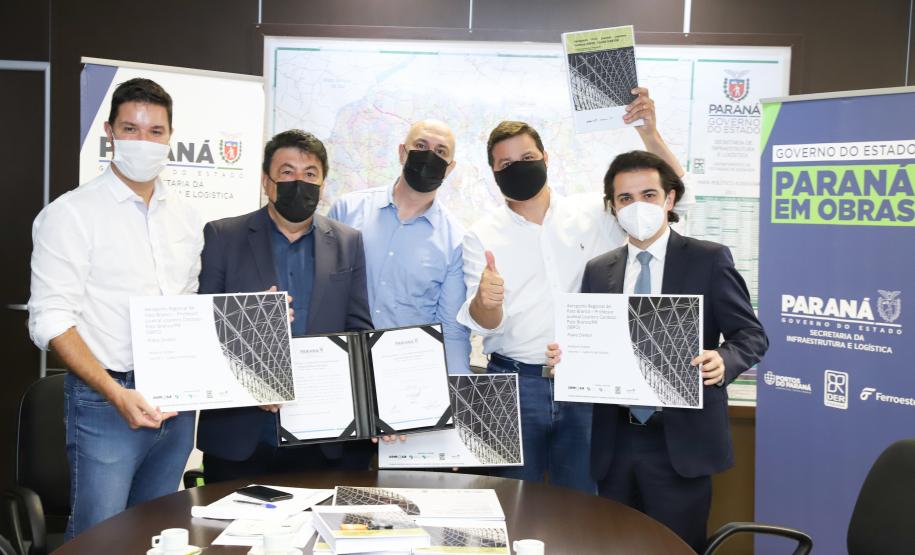 Aeroportos de Pato Branco e Umuarama recebem plano diretor para os próximos 20 anos - Na foto, Pato Branco - Prefeito Robson Cantu / Deputado Estadual Luiz Fernando Guerra / Deputado Estadual Guto Silva - Curitiba, 17/02/2022 Foto: Rodrigo Félix Leal/SEIL