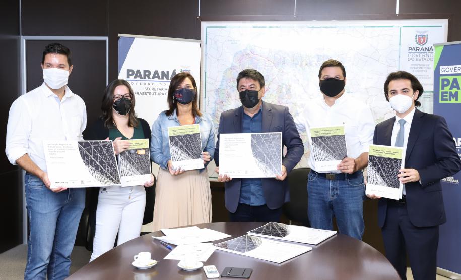 Aeroportos de Pato Branco e Umuarama recebem plano diretor para os próximos 20 anos - Na foto, Pato Branco - Prefeito Robson Cantu / Deputado Estadual Luiz Fernando Guerra / Deputado Estadual Guto Silva - Curitiba, 17/02/2022 Foto: Rodrigo Félix Leal/SEIL